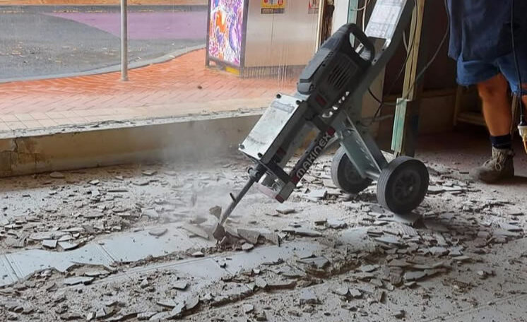 Industial floor tile removal machine
