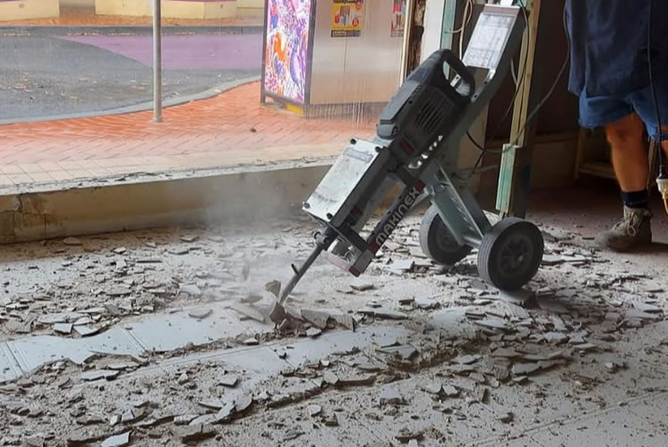Industial floor tile removal machine